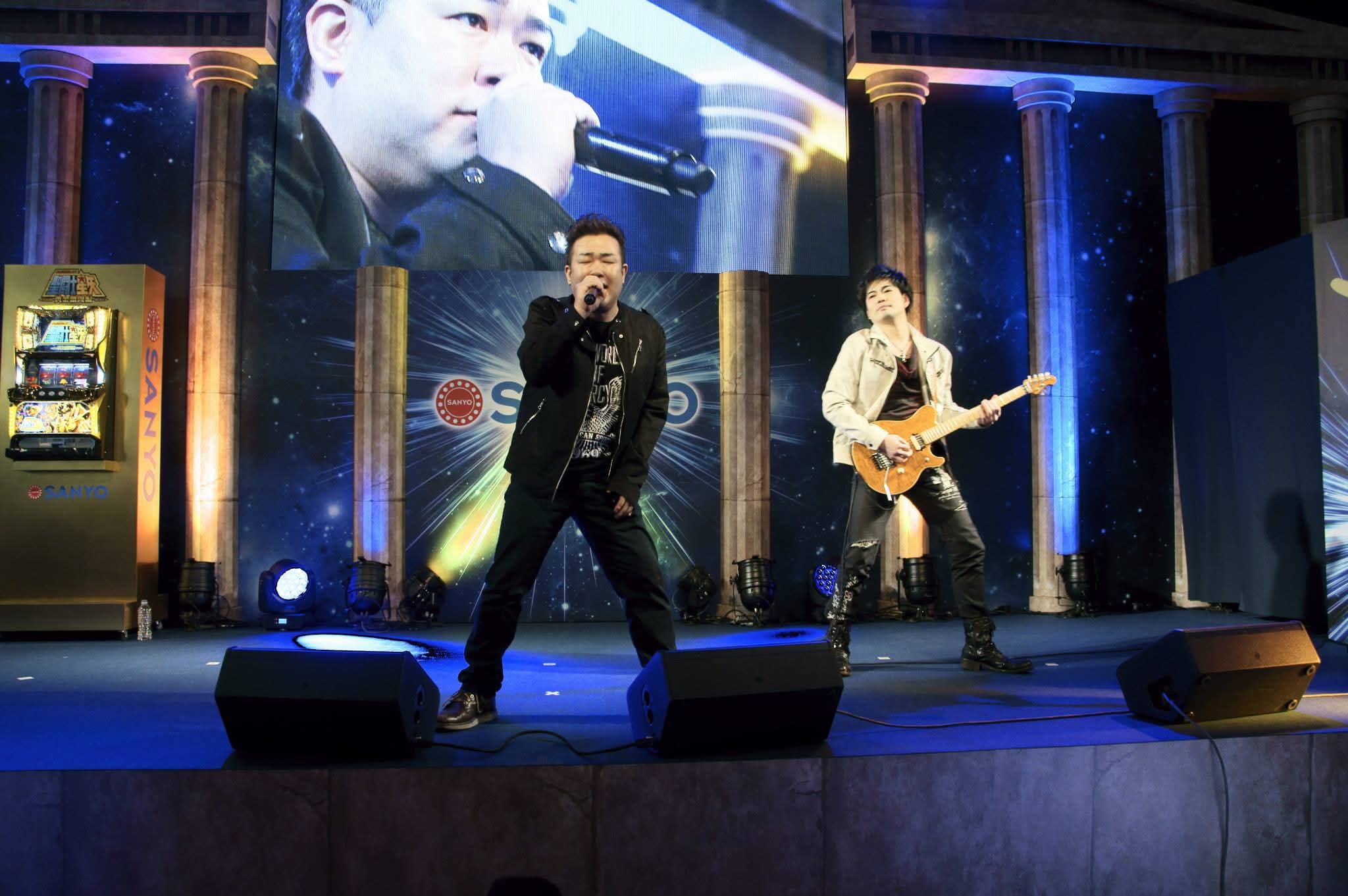 聖闘士星矢のステージでライブを行う Kacky と Itschy